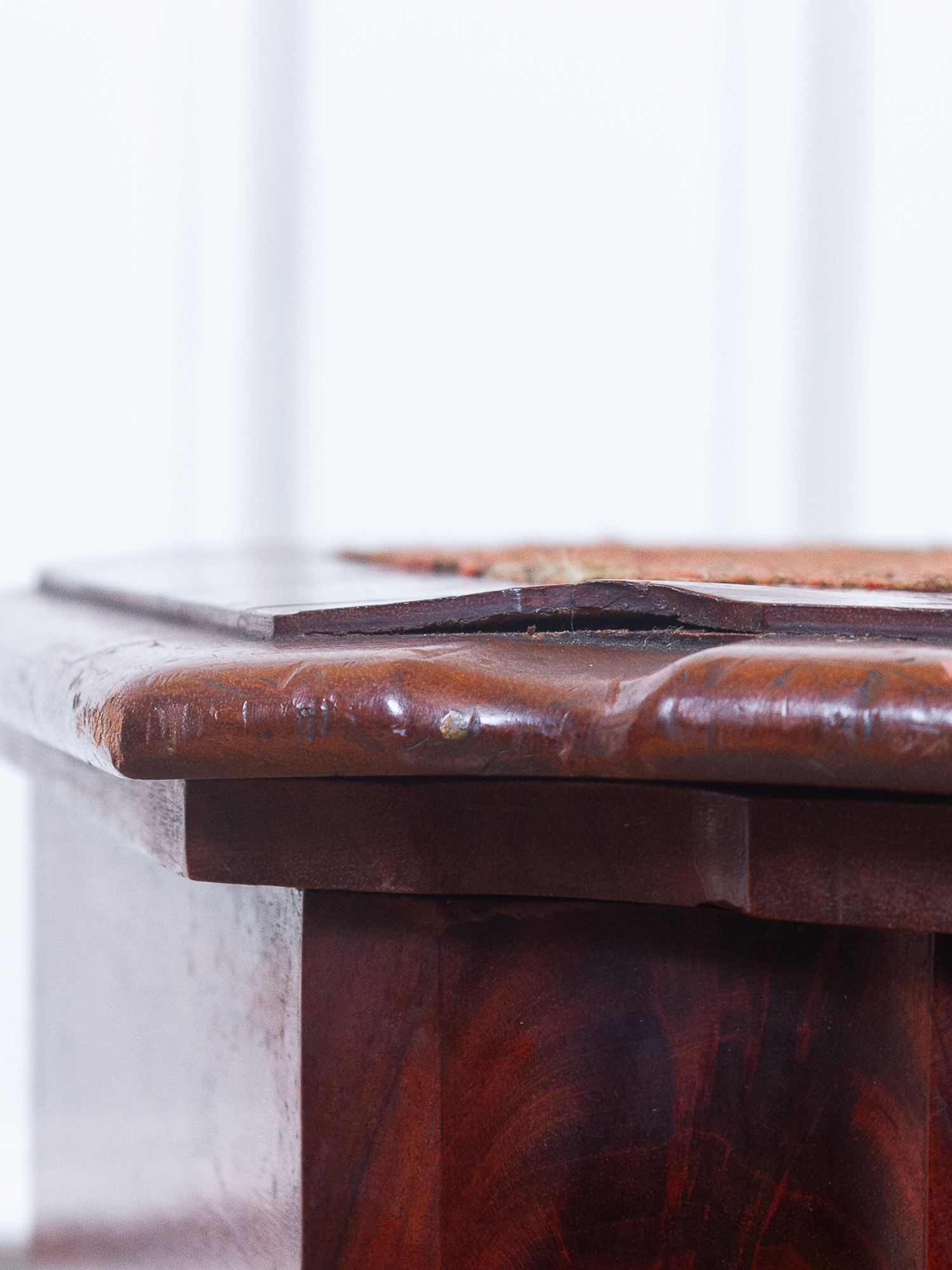 Early 19th Century Georgian Flame Mahogany Chamber Pot Commode