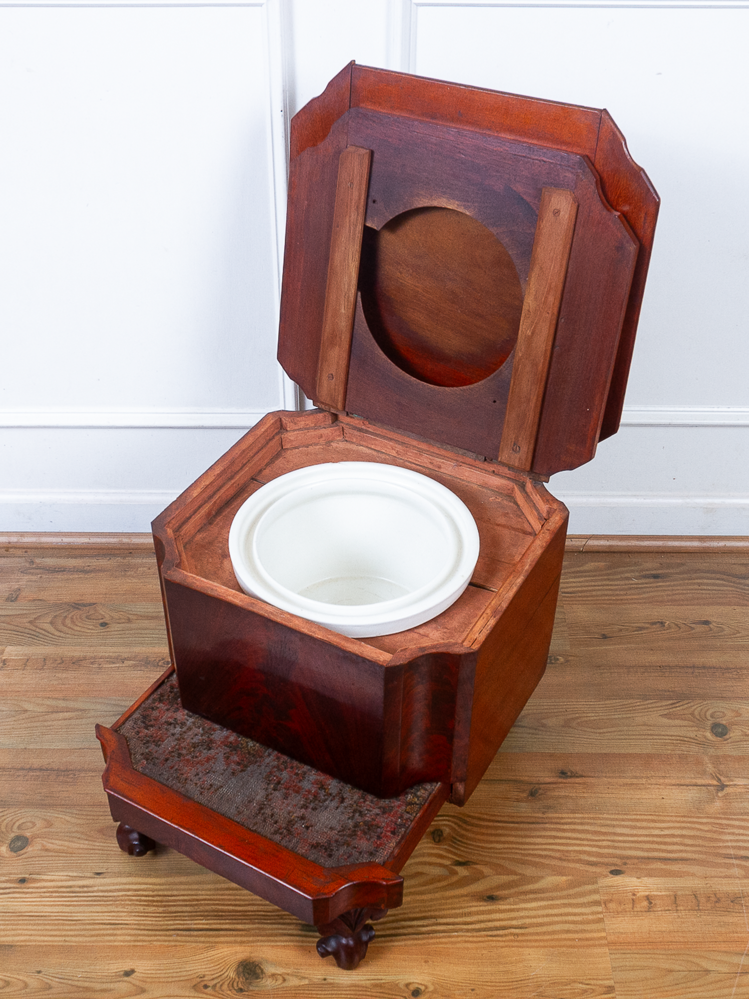 Early 19th Century Georgian Flame Mahogany Chamber Pot Commode