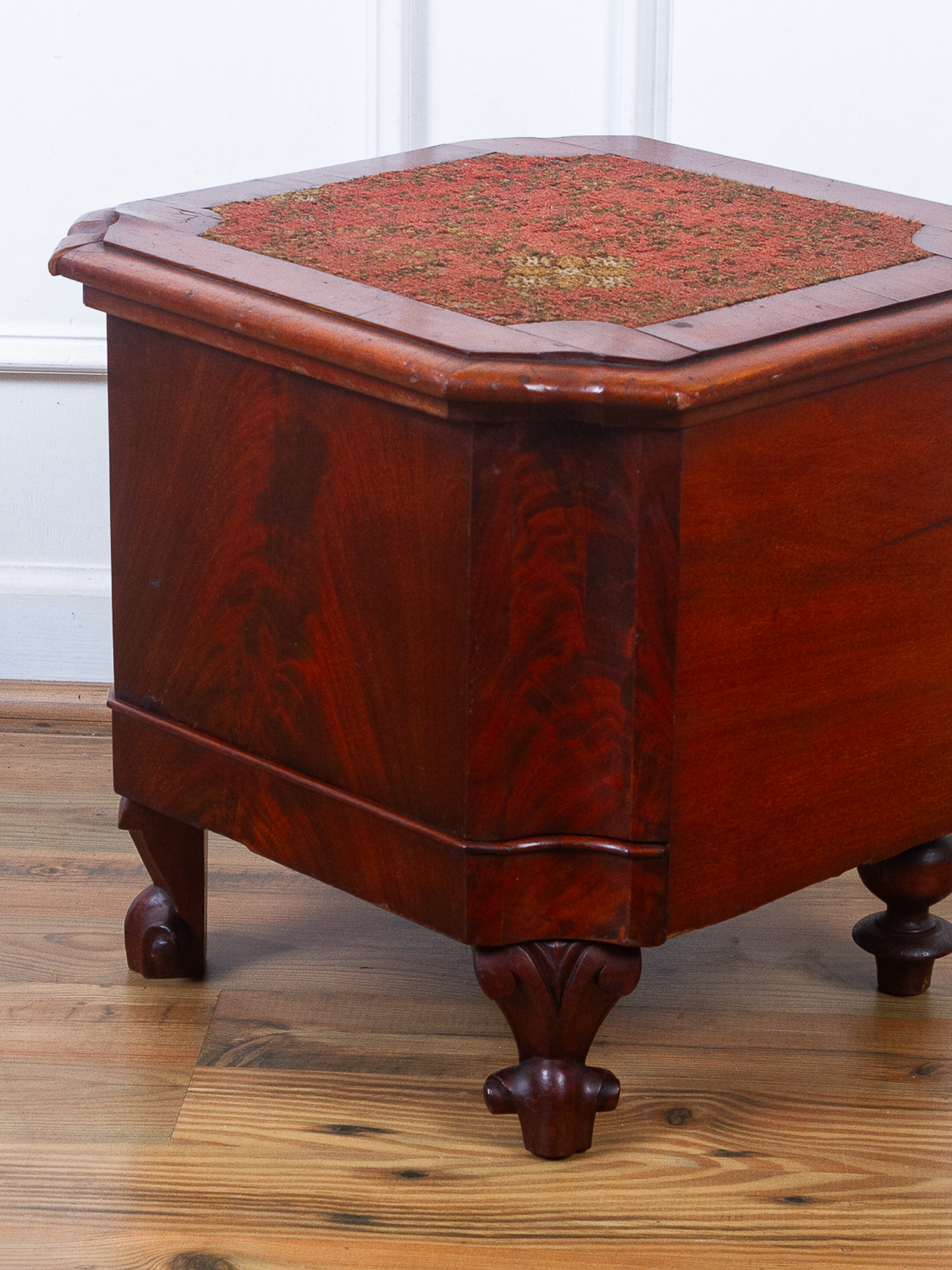 Early 19th Century Georgian Flame Mahogany Chamber Pot Commode