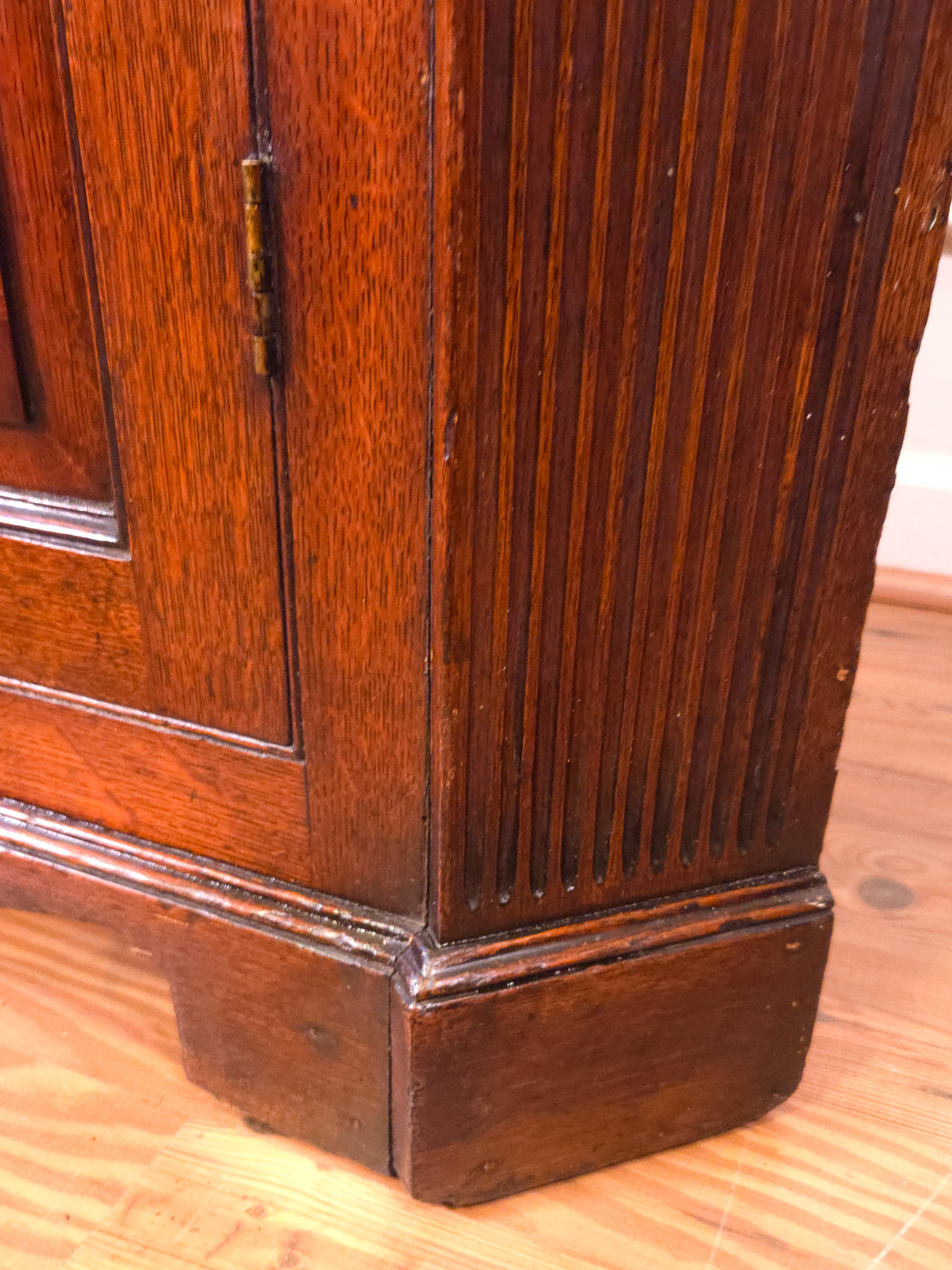 Antique English Georgian Oak Corner Cabinet Circa 1800 with Marquetry Inlay & Mahogany Crossbanding