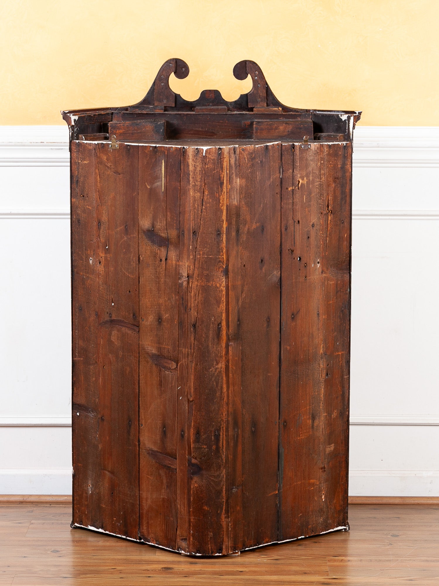 18th Century Georgian Mahogany Hanging Corner Cabinet