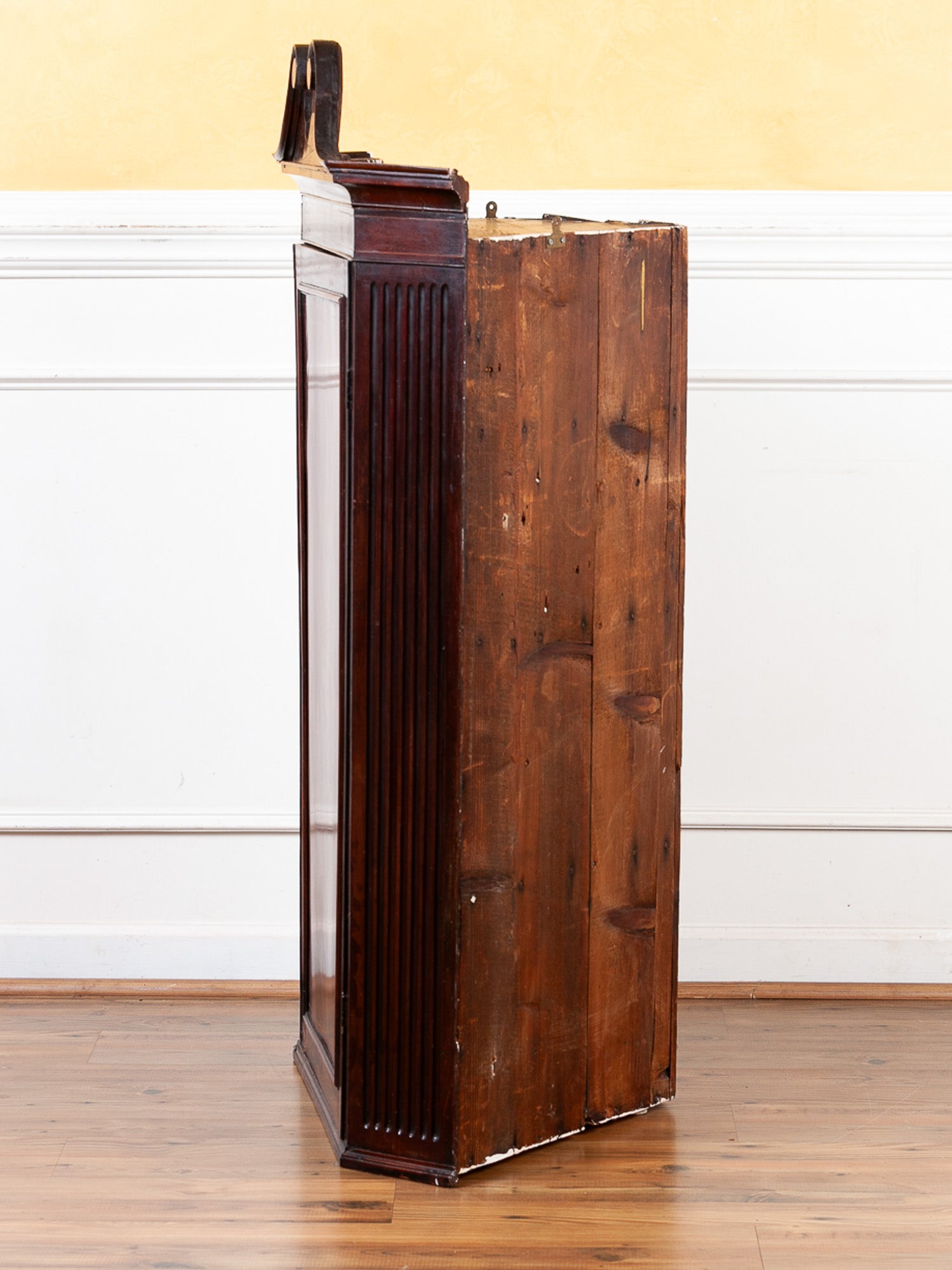 18th Century Georgian Mahogany Hanging Corner Cabinet