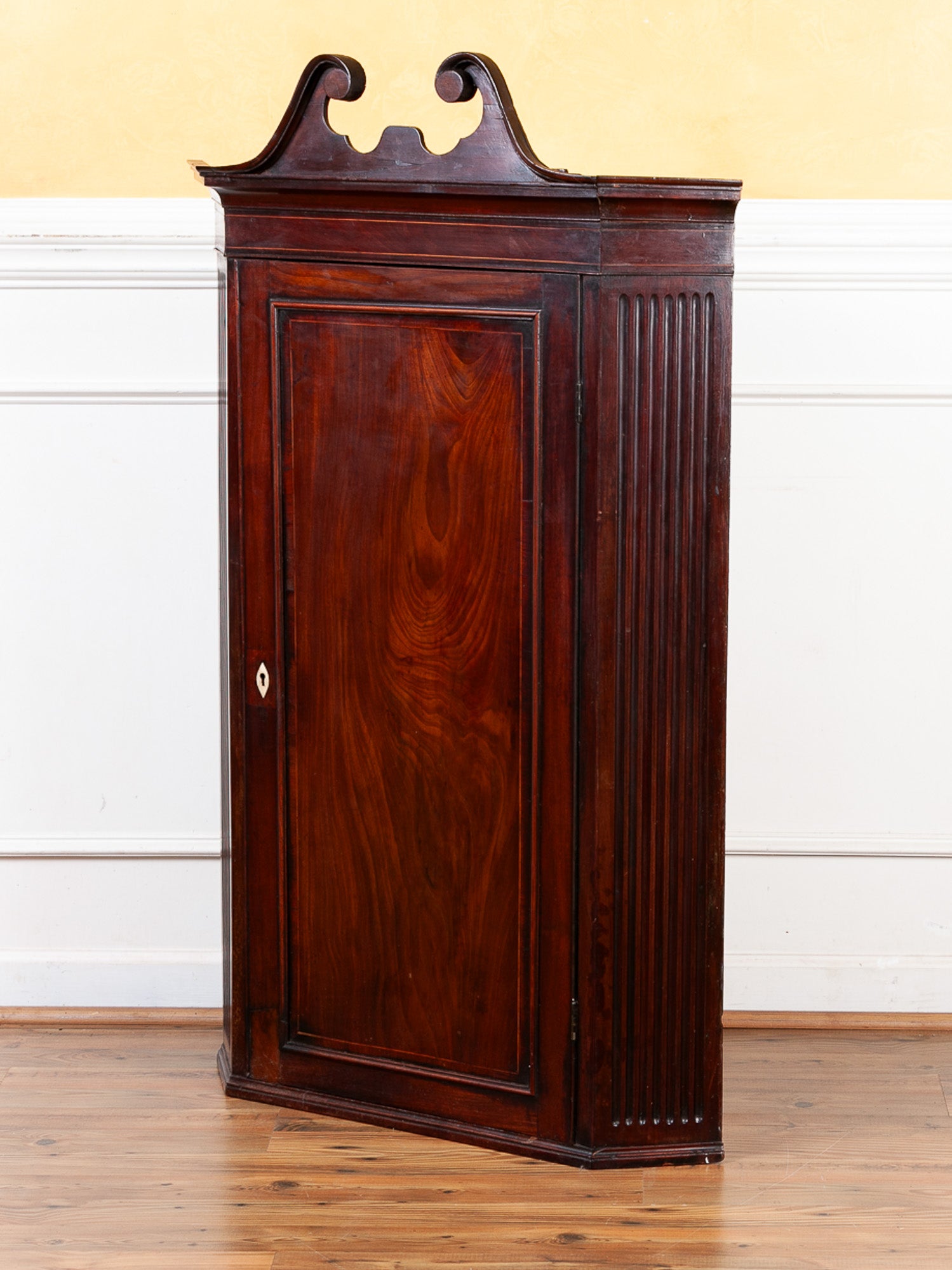 18th Century Georgian Mahogany Hanging Corner Cabinet
