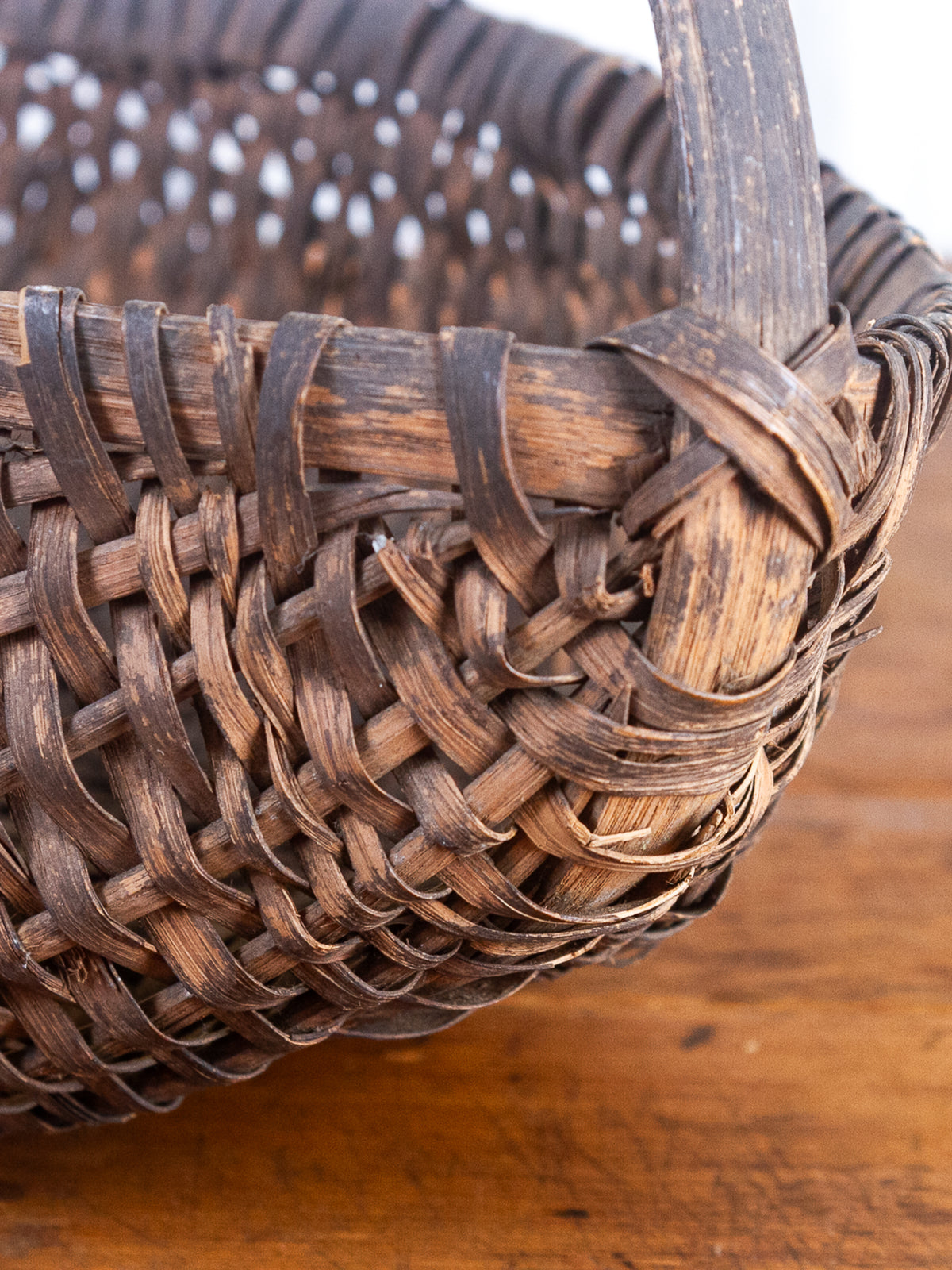 Antique Primitive Hand-Woven Splint Gathering Basket with Bentwood Handle – Canoe-Shaped Buttocks Basket