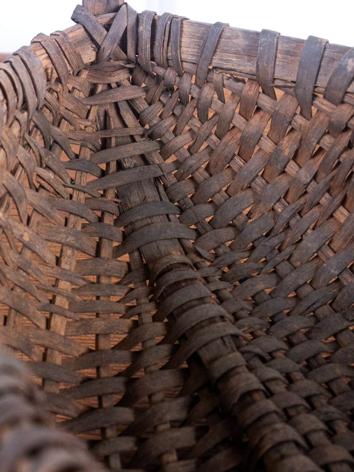 Antique Primitive Hand-Woven Splint Gathering Basket with Bentwood Handle – Canoe-Shaped Buttocks Basket