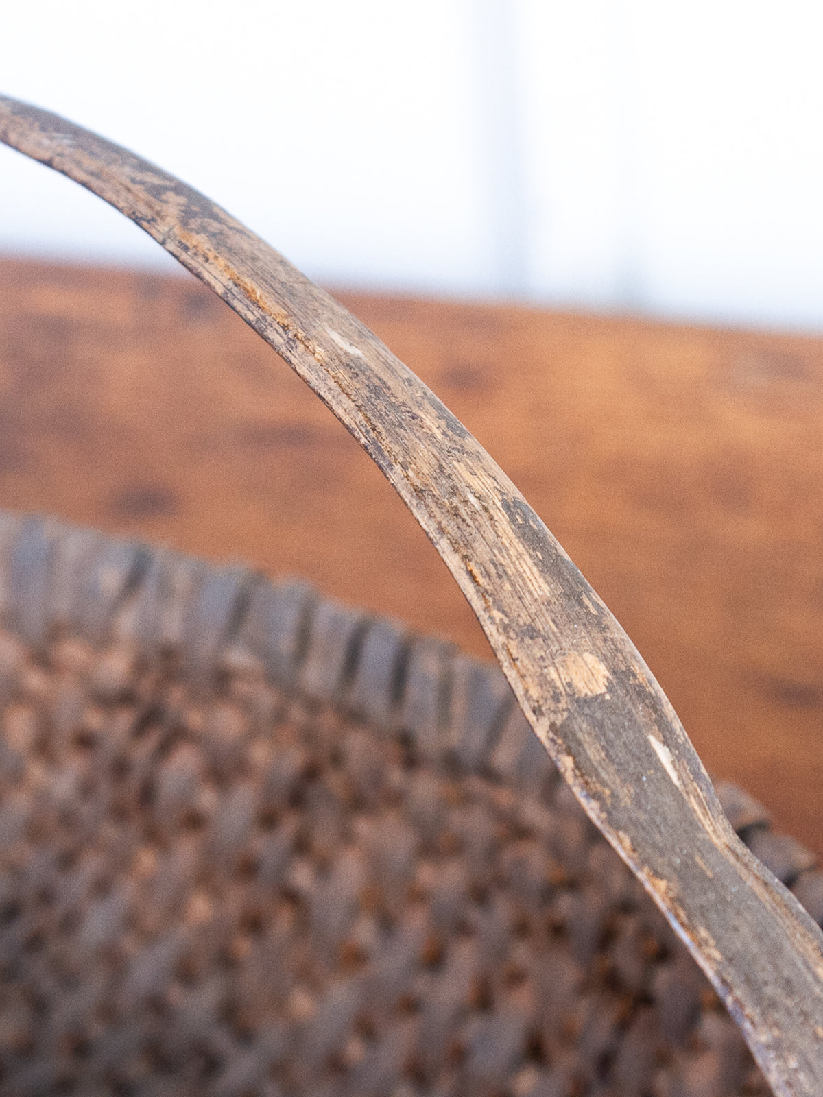 Antique Primitive Hand-Woven Splint Gathering Basket with Bentwood Handle – Canoe-Shaped Buttocks Basket