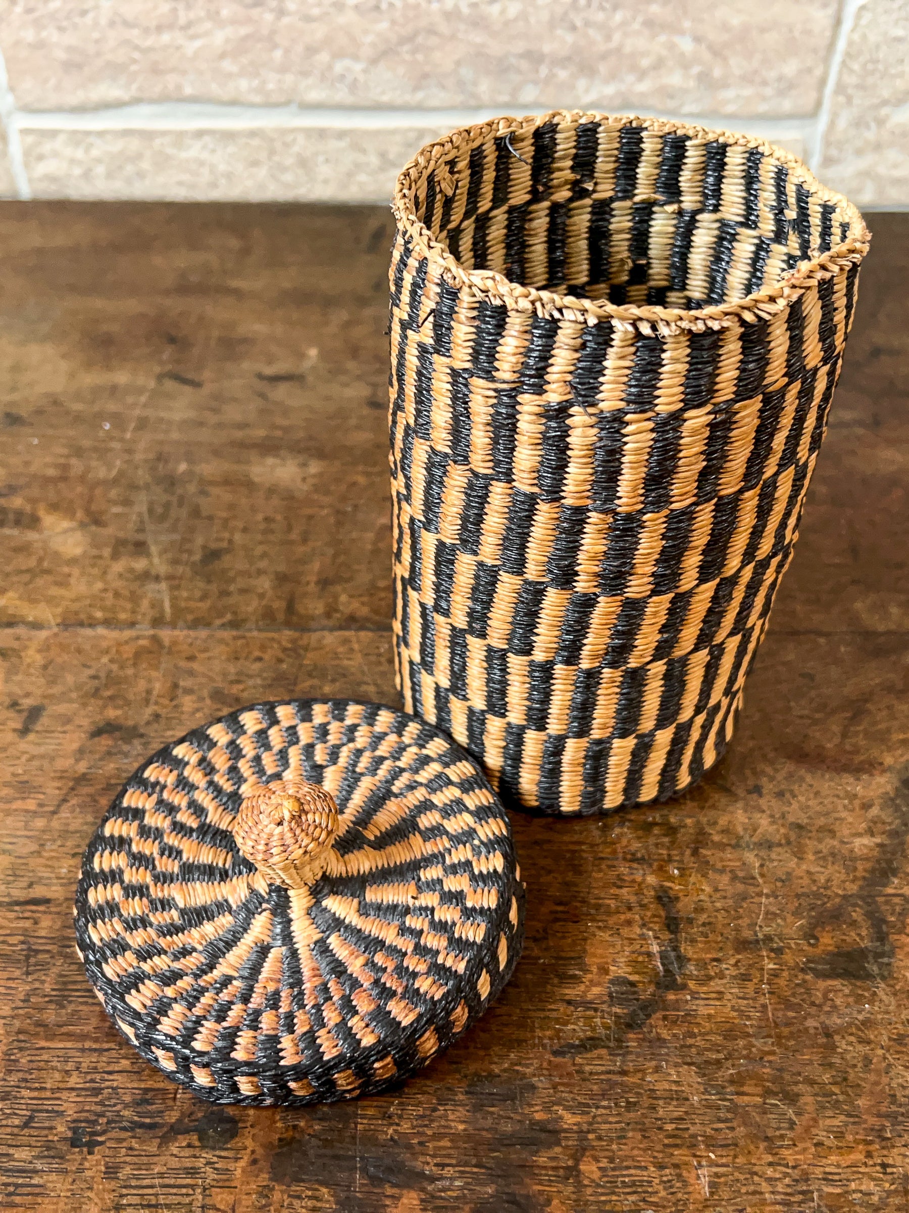 Vintage Native American Sweet Grass Woven Lidded Basket Pot.