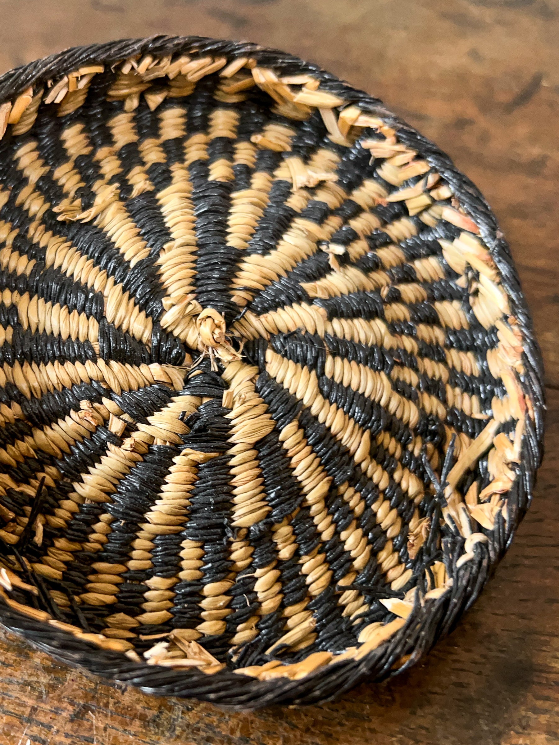 Vintage Native American Sweet Grass Woven Lidded Basket Pot.