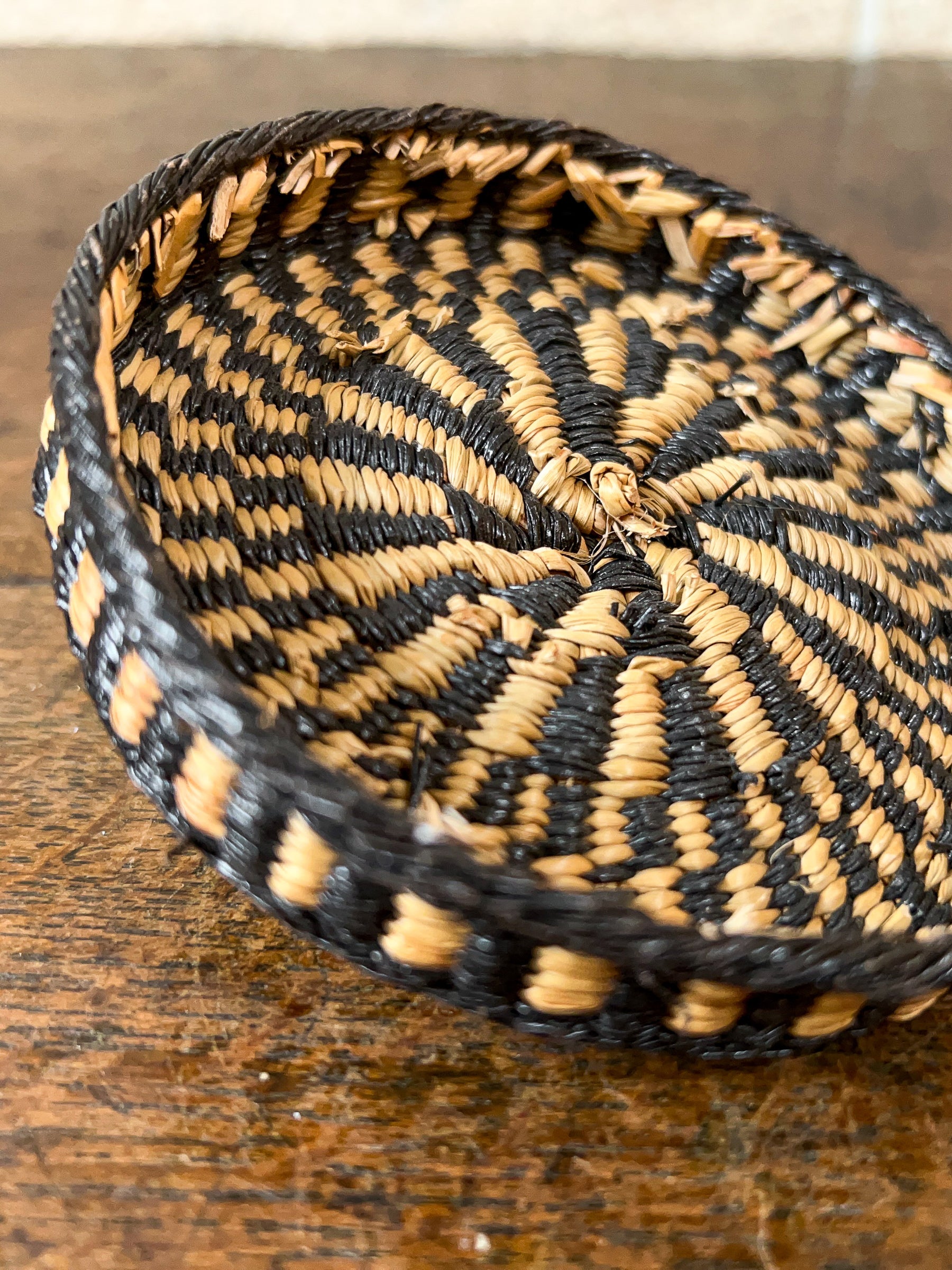 Vintage Native American Sweet Grass Woven Lidded Basket Pot.