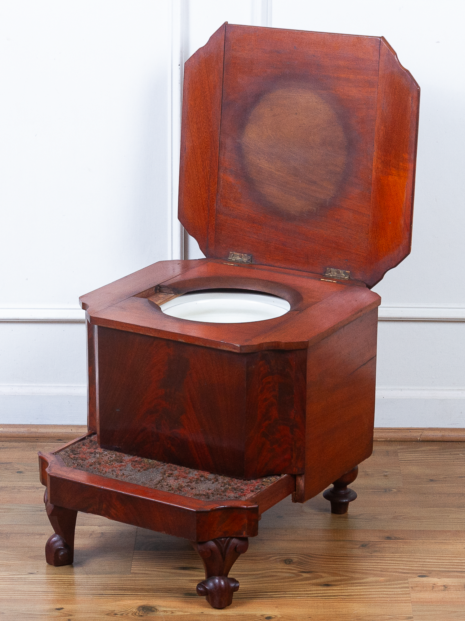Early 19th Century Georgian Flame Mahogany Chamber Pot Commode