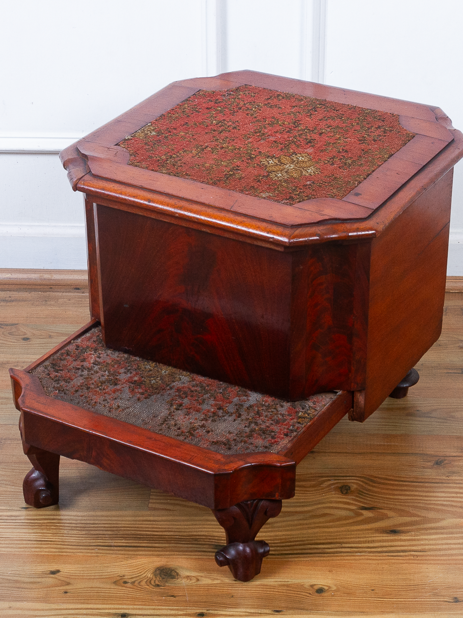 Early 19th Century Georgian Flame Mahogany Chamber Pot Commode