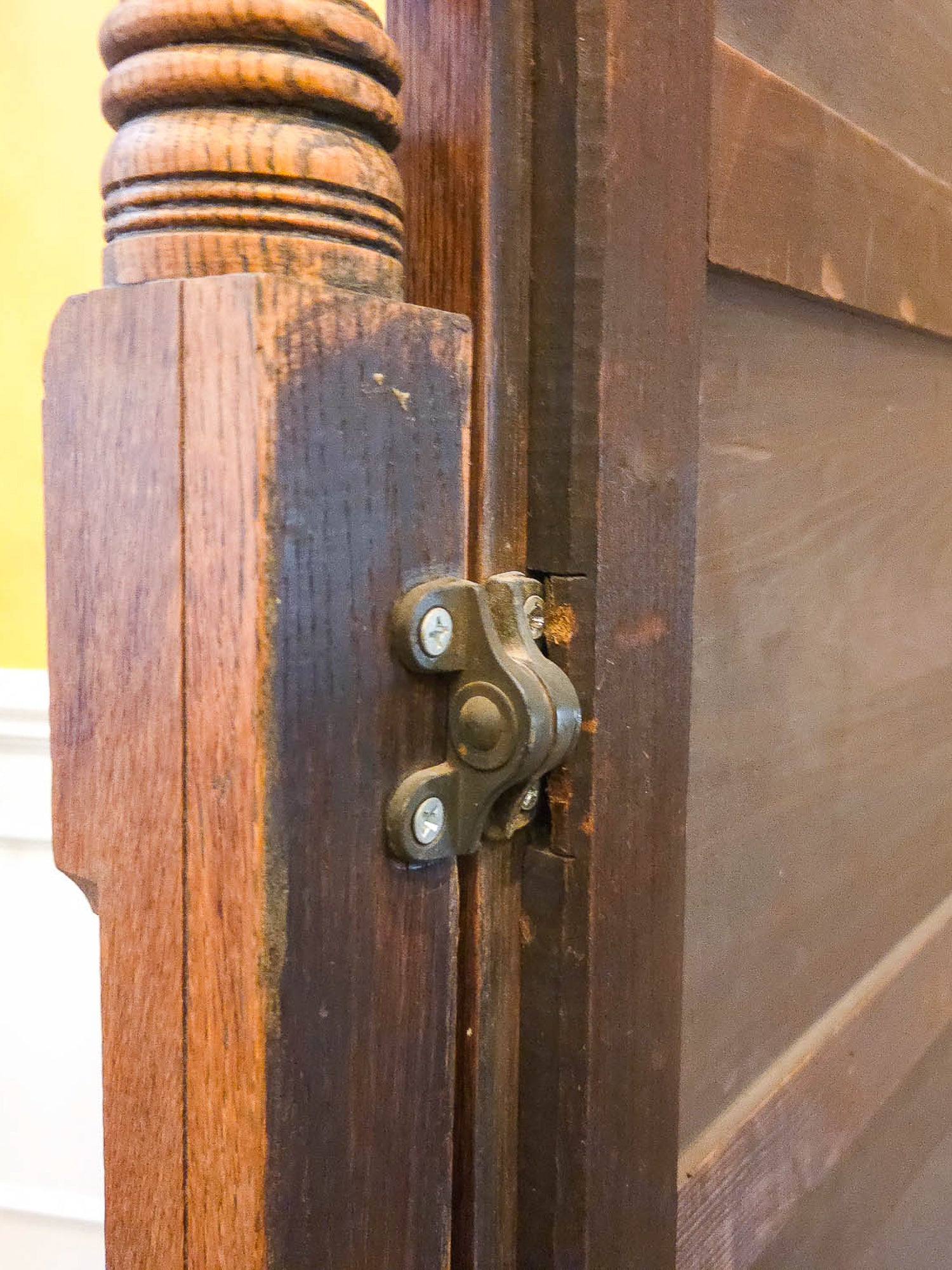 Late 19th Century American Carved Oak Dresser with Rose Marble &amp; Swivel Mirror