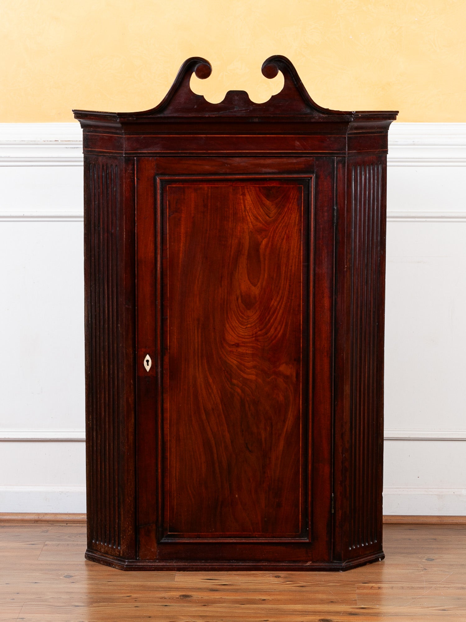 18th Century Georgian Mahogany Hanging Corner Cabinet