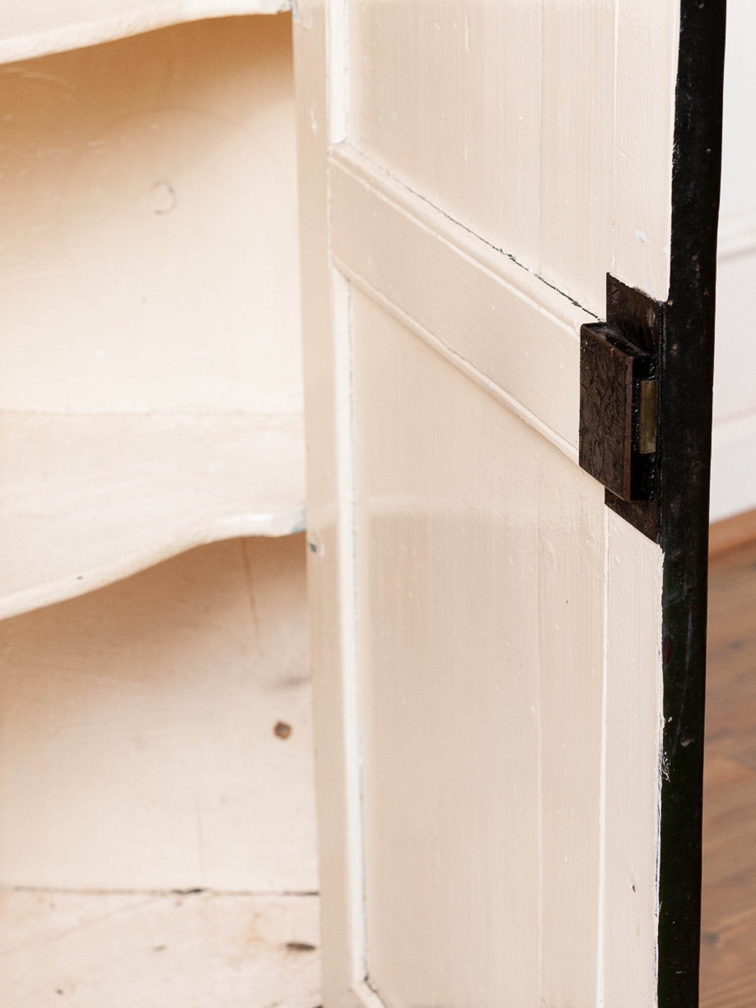18th Century Georgian Mahogany Hanging Corner Cabinet