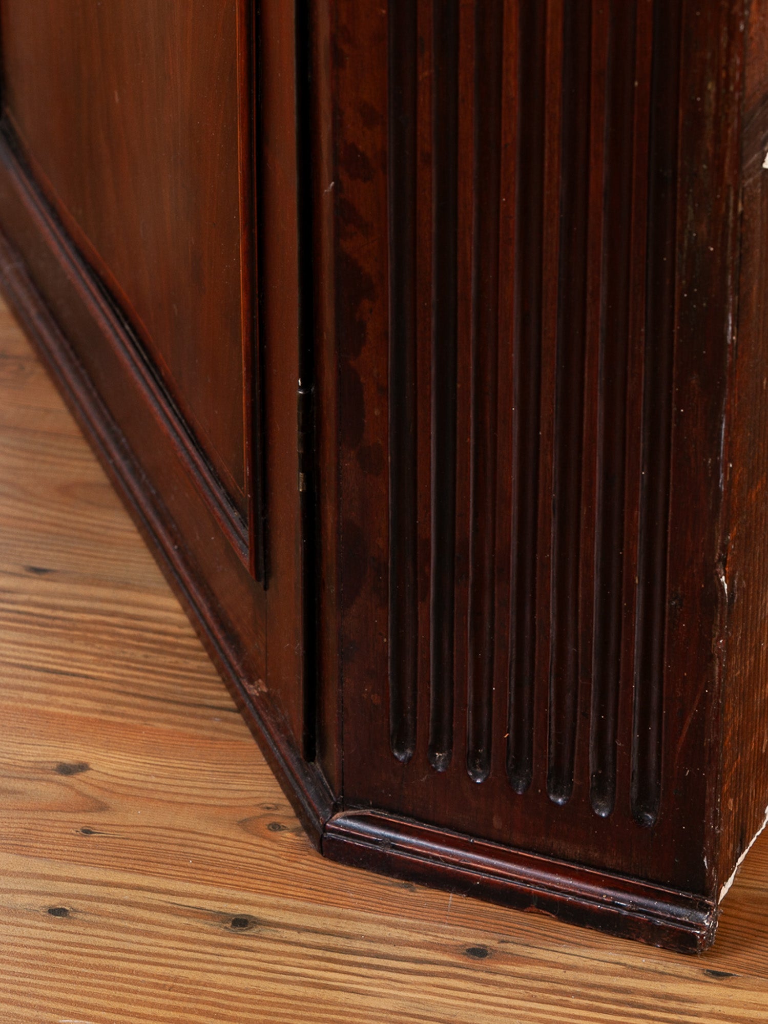 18th Century Georgian Mahogany Hanging Corner Cabinet