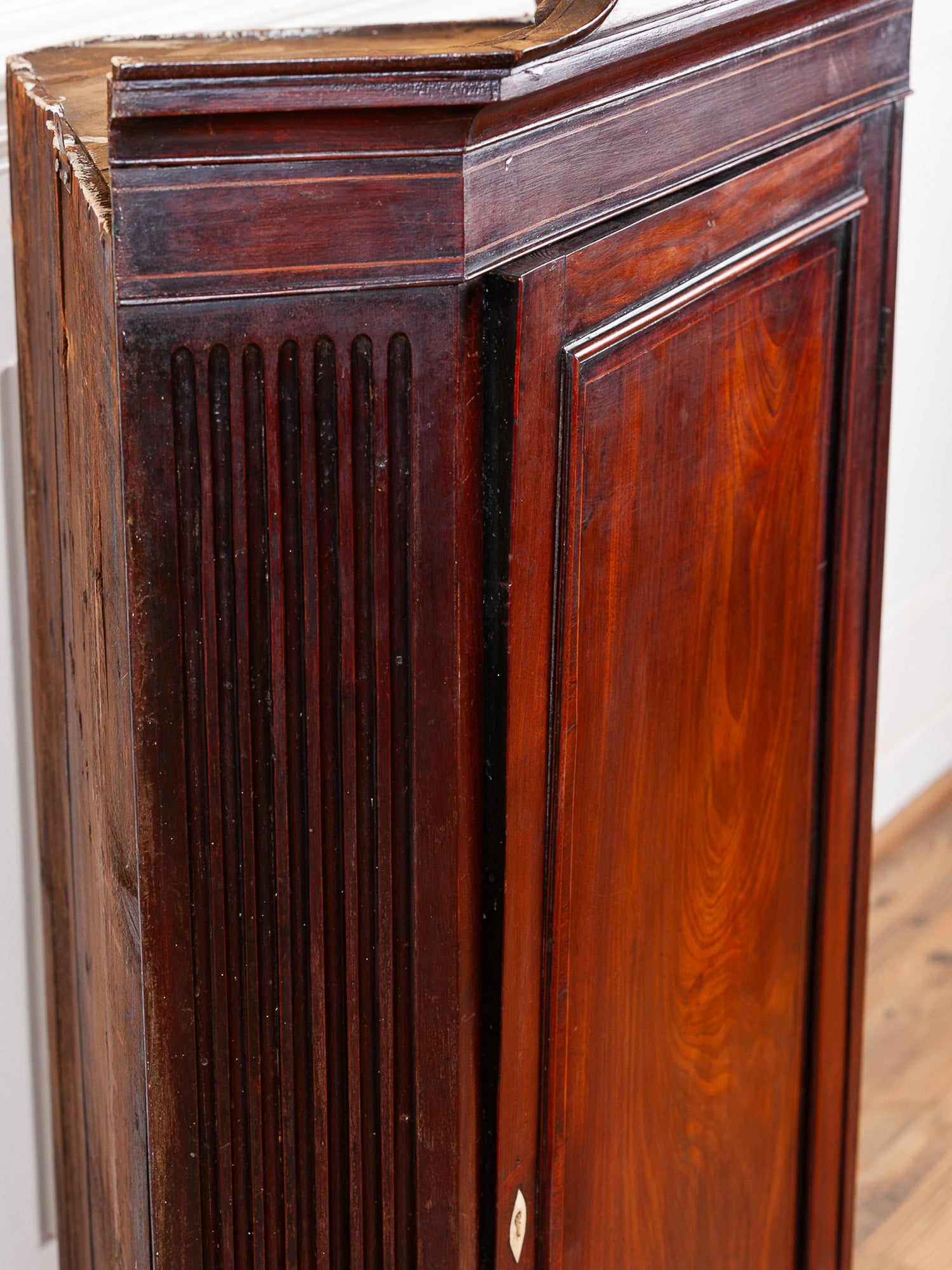 18th Century Georgian Mahogany Hanging Corner Cabinet