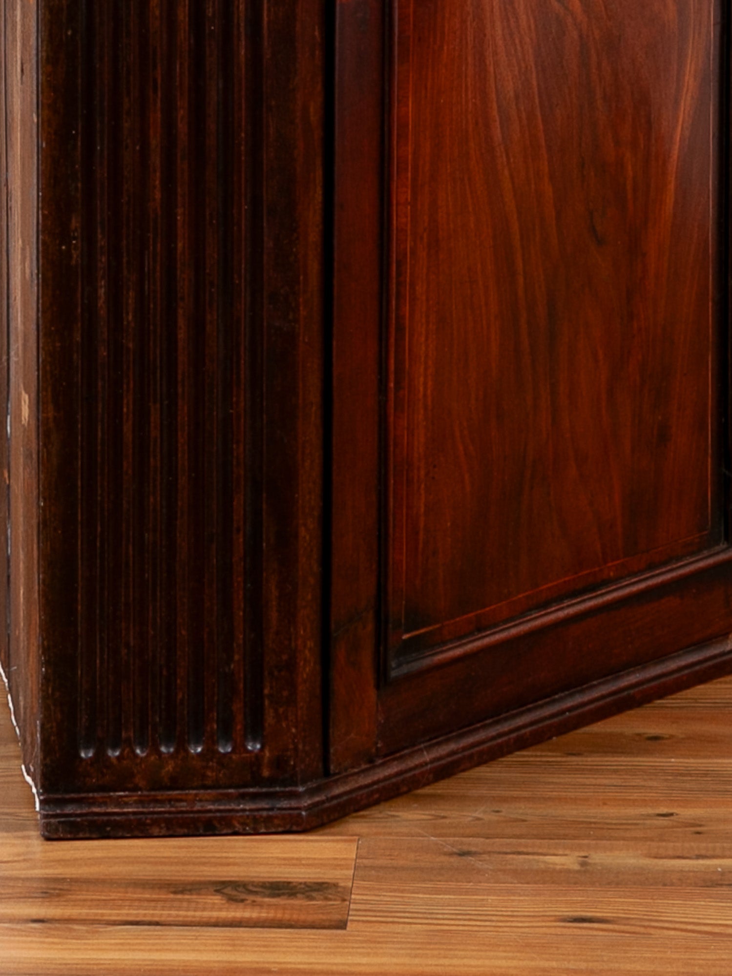 18th Century Georgian Mahogany Hanging Corner Cabinet