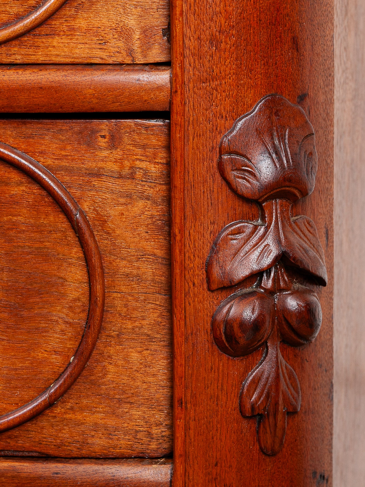 Antique Late 19th Century Victorian Carved Walnut Marble Top Chest of Drawers Dresser.