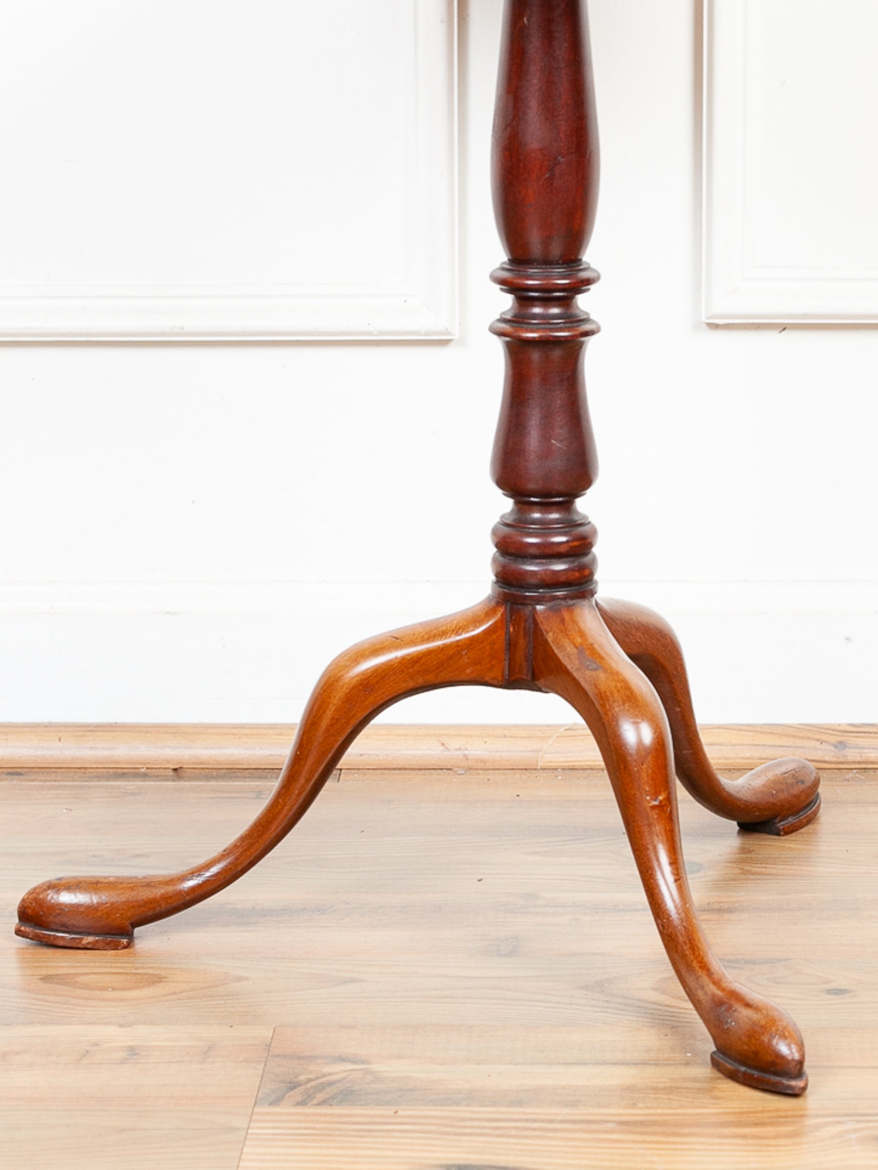 Late 18th Century Georgian Inlaid Mahogany Tilt-Top Pedestal Table