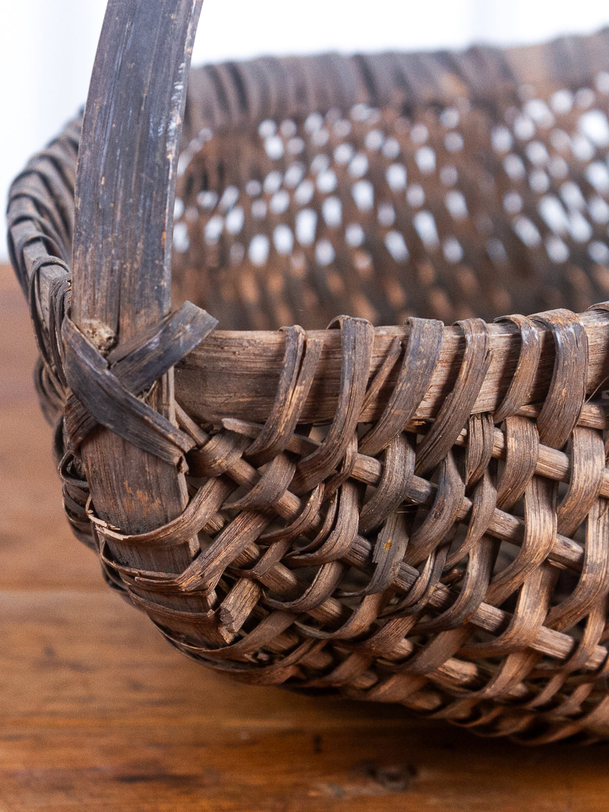 Antique Primitive Hand-Woven Splint Gathering Basket with Bentwood Handle – Canoe-Shaped Buttocks Basket