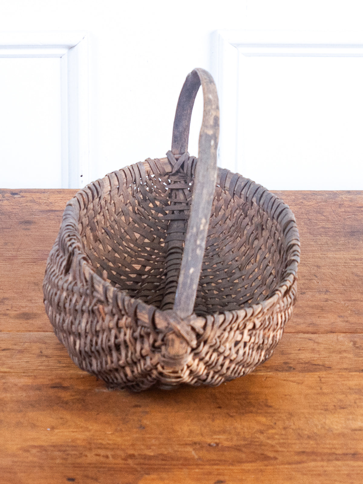 Antique Primitive Hand-Woven Splint Gathering Basket with Bentwood Handle – Canoe-Shaped Buttocks Basket