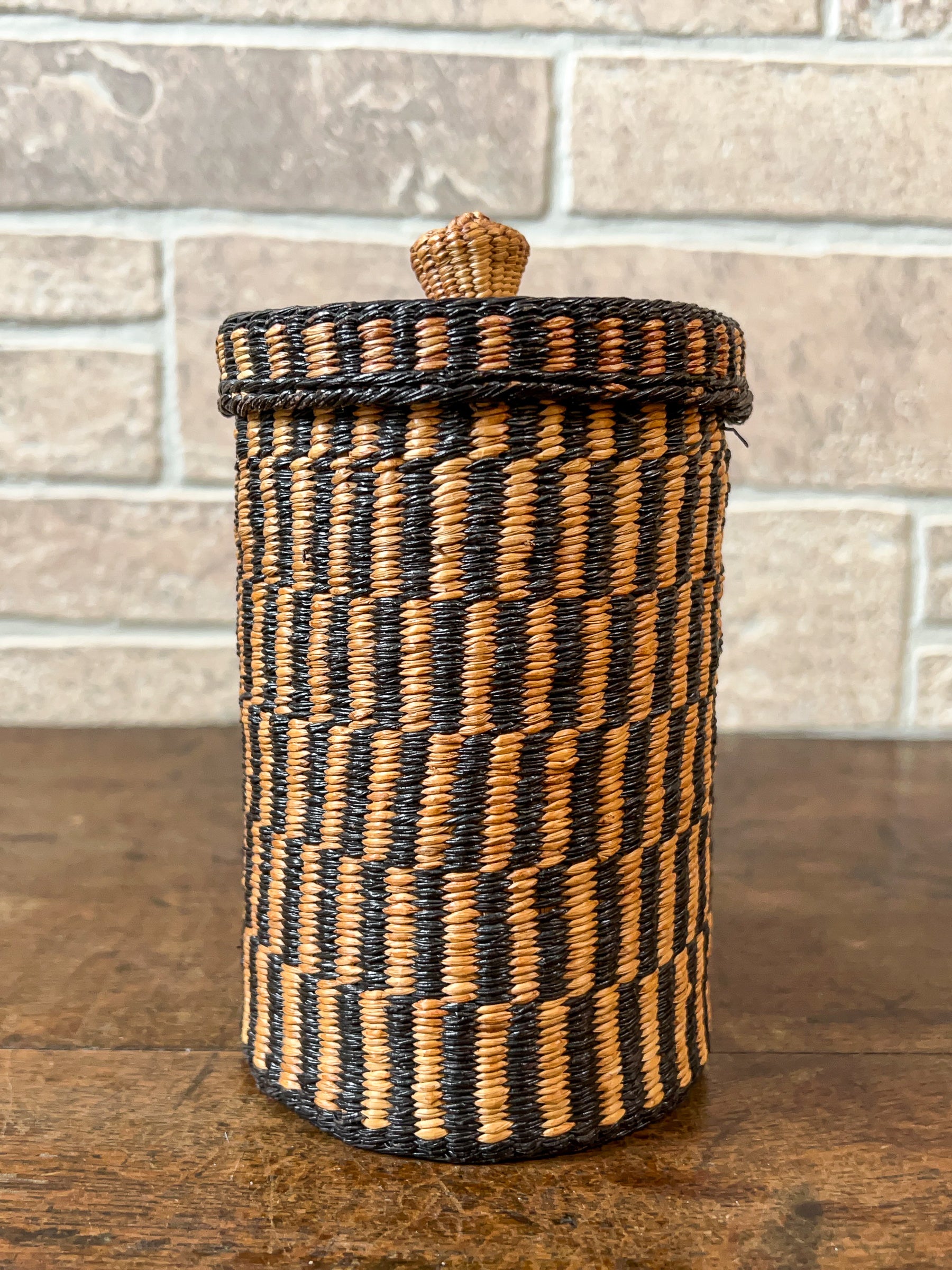 Vintage Native American Sweet Grass Woven Lidded Basket Pot.