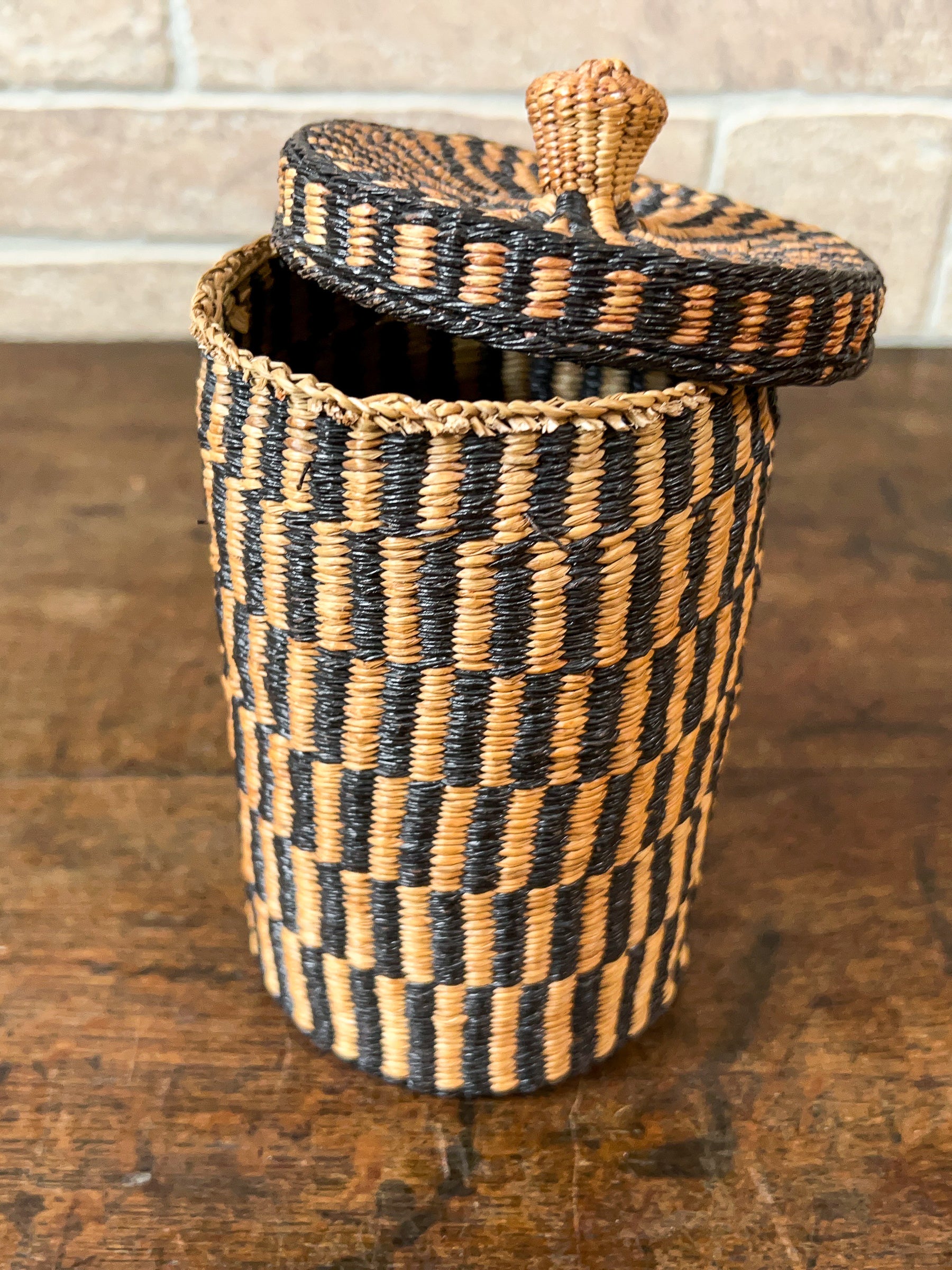 Vintage Native American Sweet Grass Woven Lidded Basket Pot.