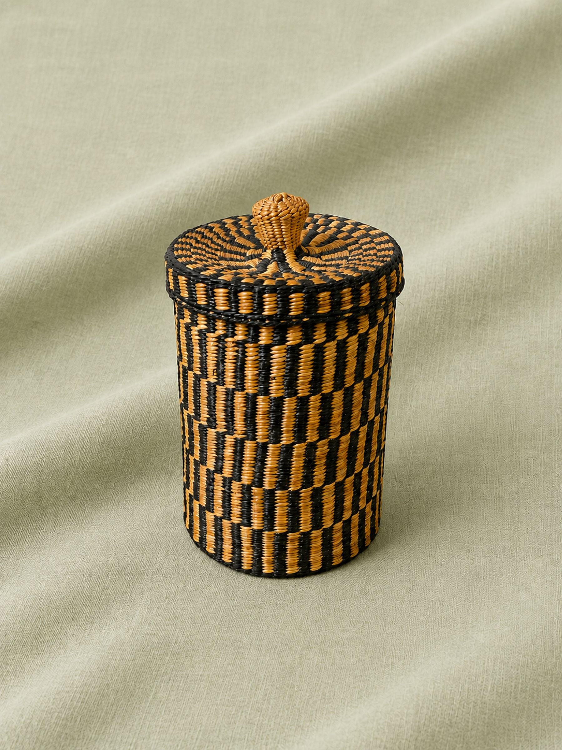 Vintage Native American Sweet Grass Woven Lidded Basket Pot.