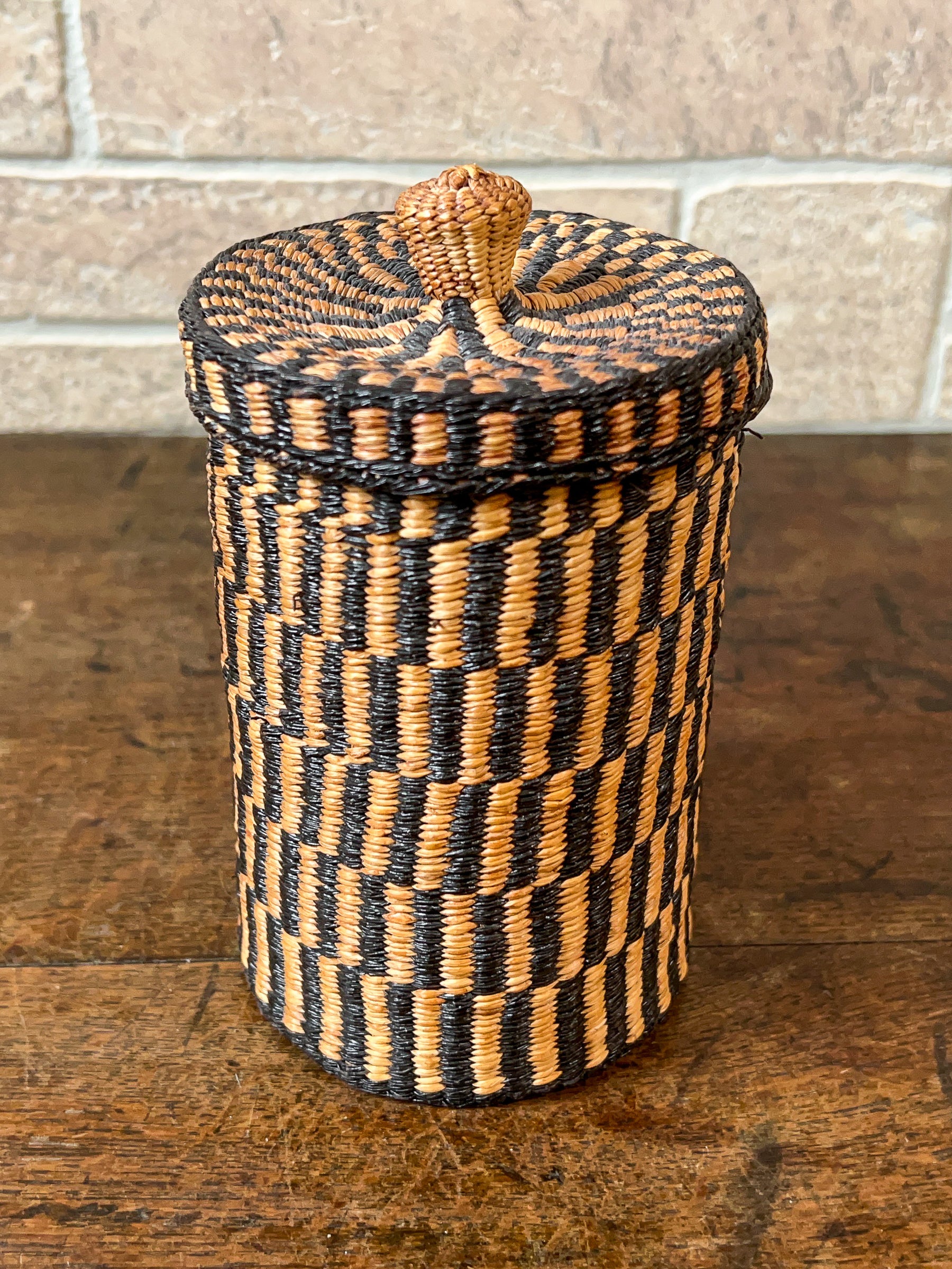 Vintage Native American Sweet Grass Woven Lidded Basket Pot.