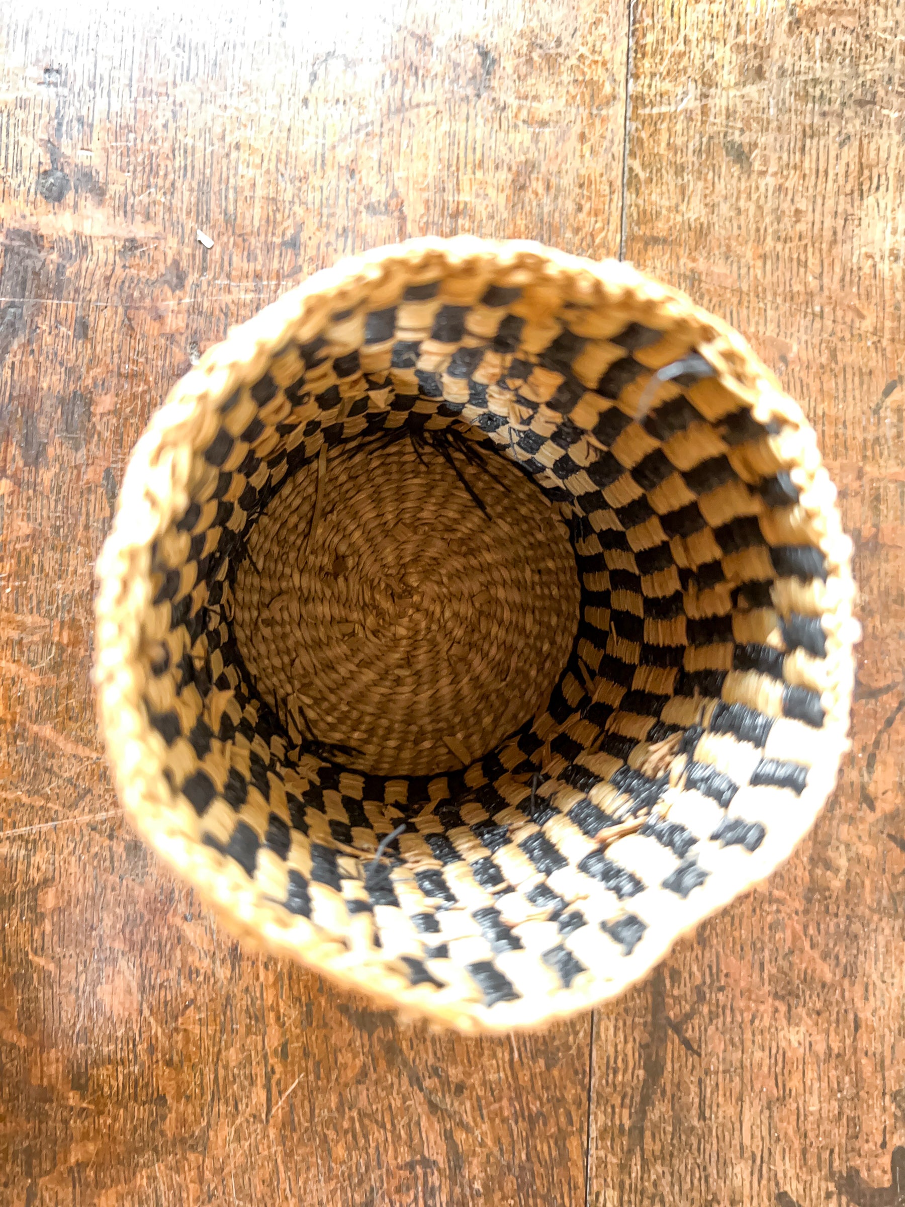 Vintage Native American Sweet Grass Woven Lidded Basket Pot.