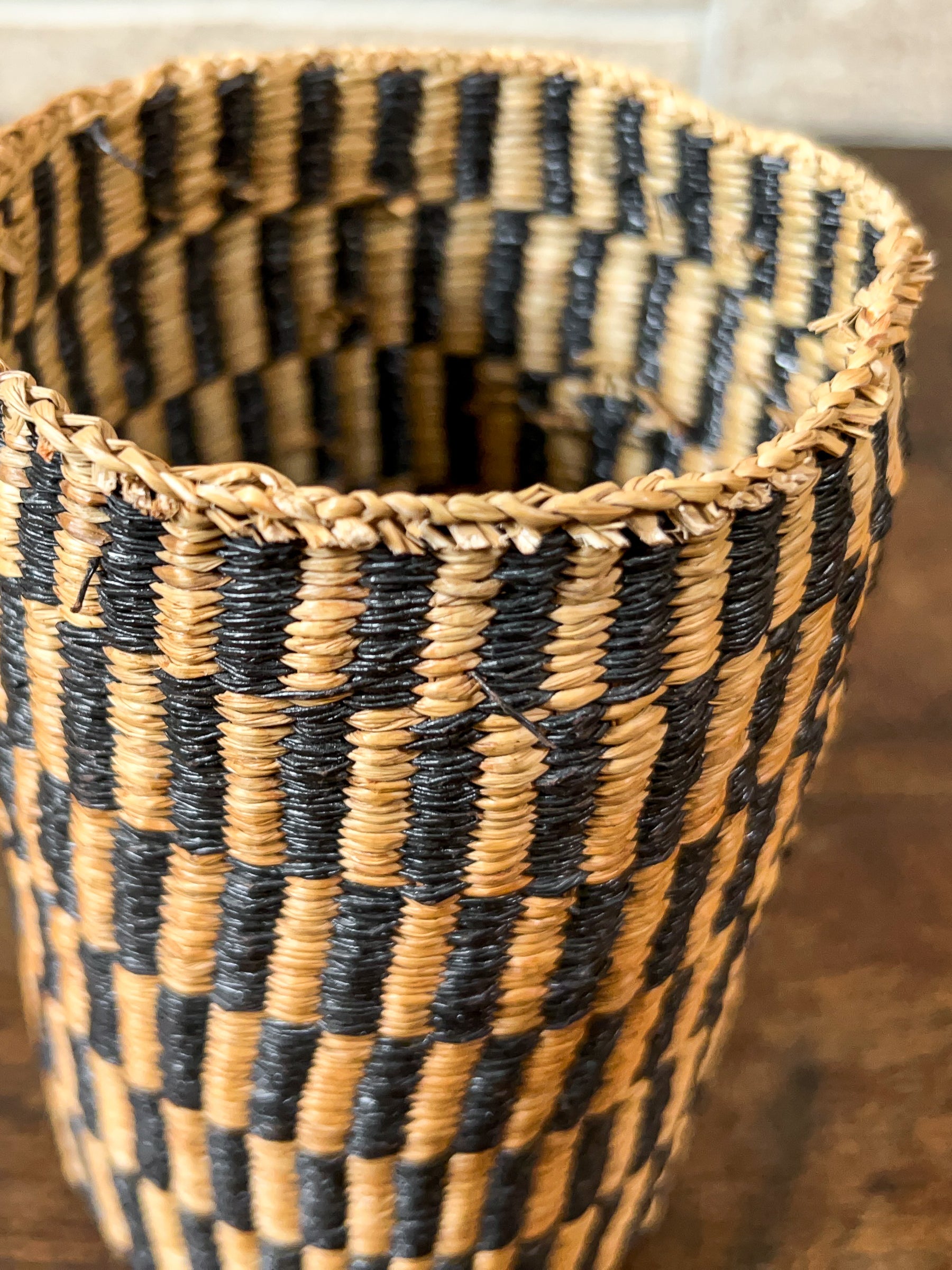 Vintage Native American Sweet Grass Woven Lidded Basket Pot.