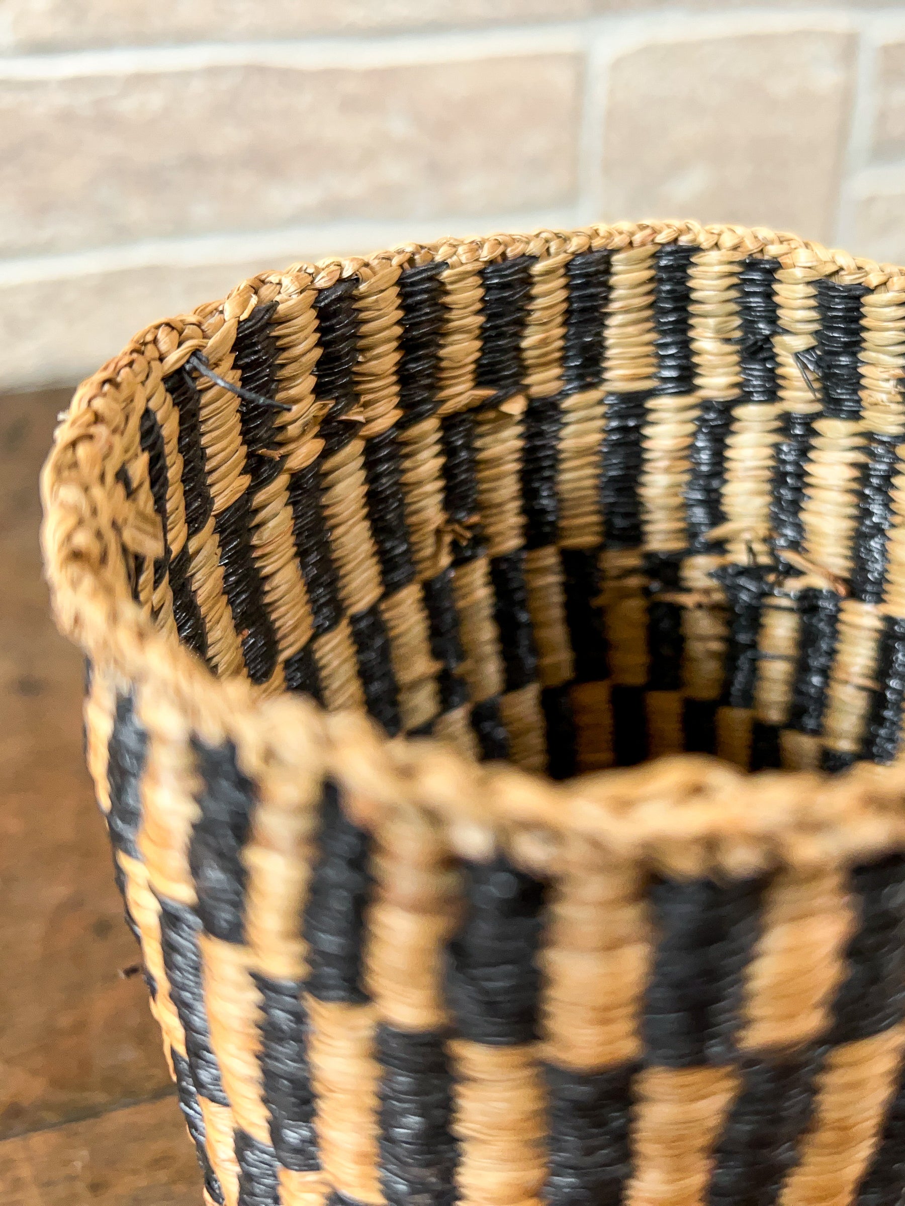 Vintage Native American Sweet Grass Woven Lidded Basket Pot.